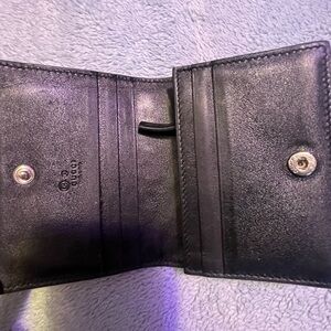 Gucci wallet. (used)